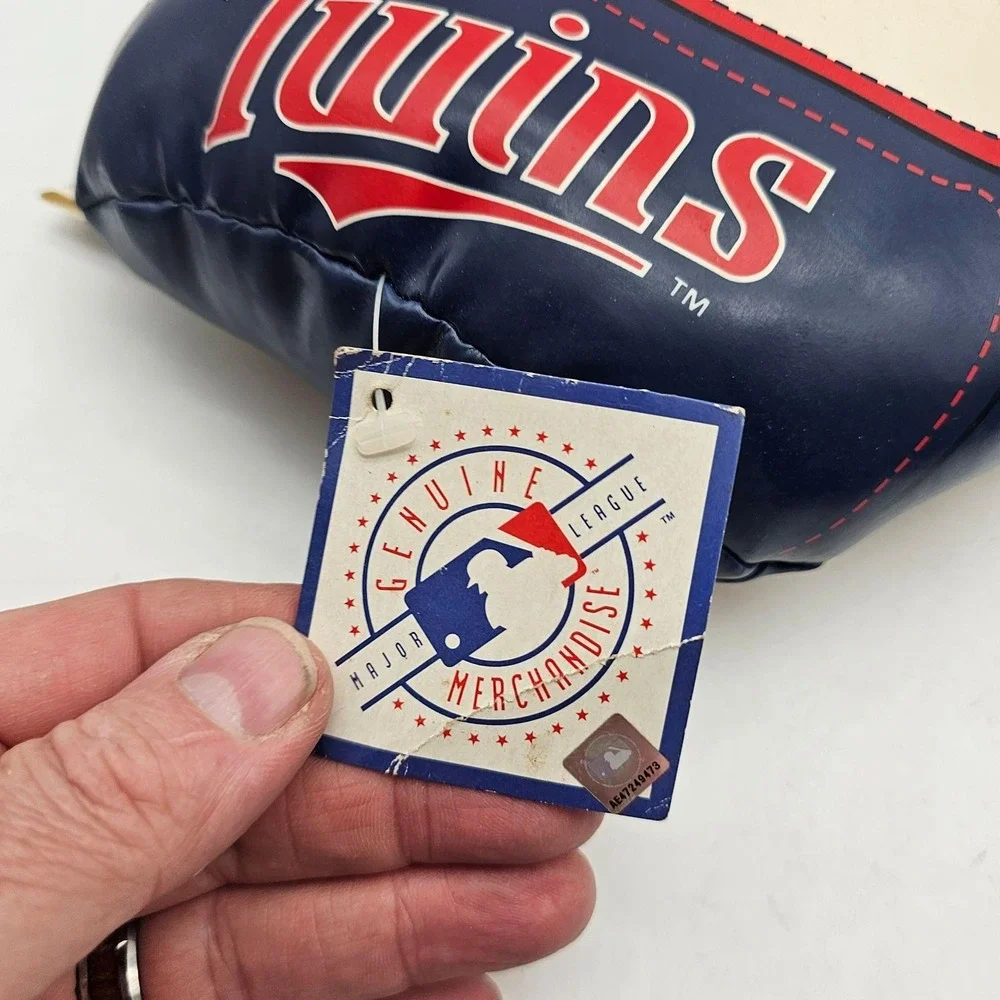 Vtg Minnesota Twins Plush Hands One Size Blue MLB Baseball Suction Good Stuff